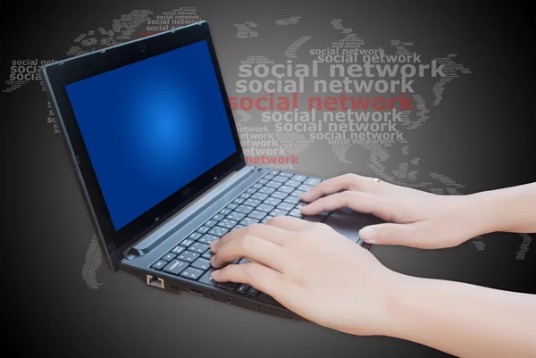 Hand duwen laptop toetsenbord met social network. — Stockfoto