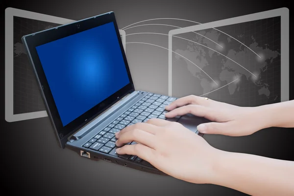 Hand drückt Laptop-Tastatur. — Stockfoto