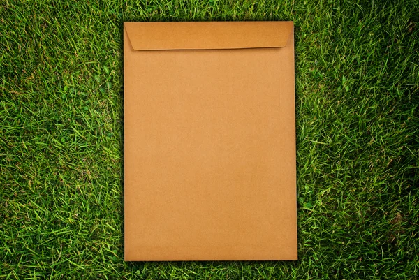 Carta marrón en el campo de hierba . —  Fotos de Stock