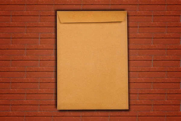 Klasik duvar dokusu üzerinde kahverengi mektup. — Stok fotoğraf