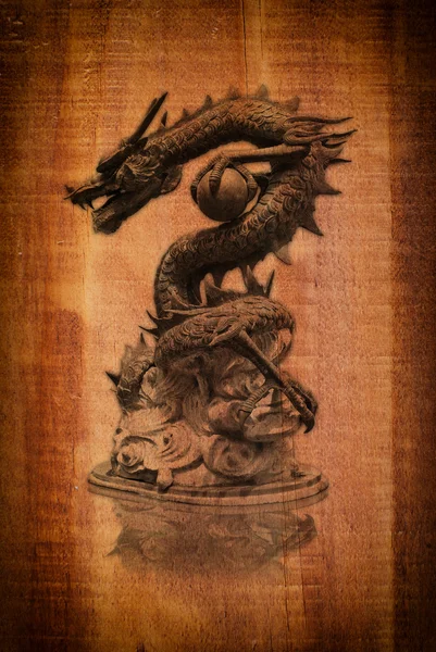 ウッド テクスチャに中華風龍の像. — ストック写真