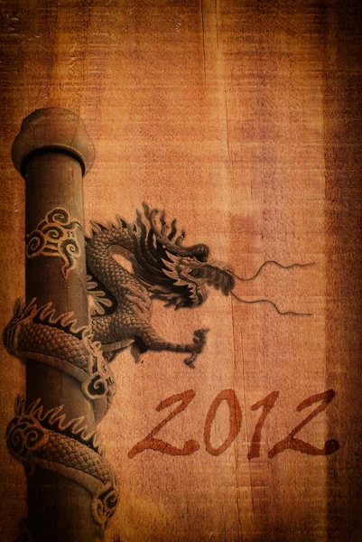 Čínský drak socha na texturu dřeva. — Stock fotografie