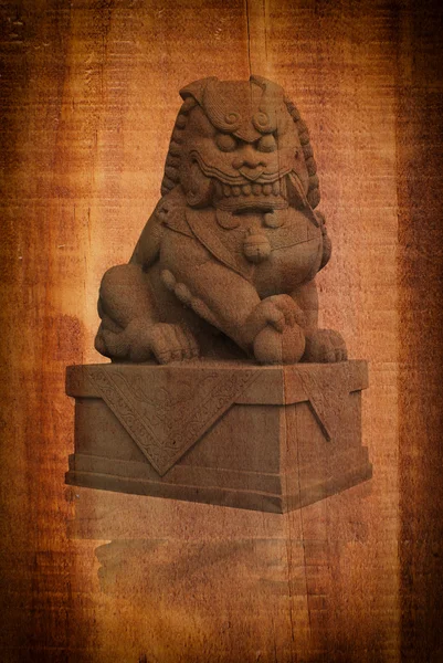 Estátua chinesa na textura da madeira . — Fotografia de Stock