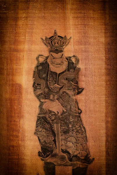 Kinesiska staty på trä textur. — Stockfoto