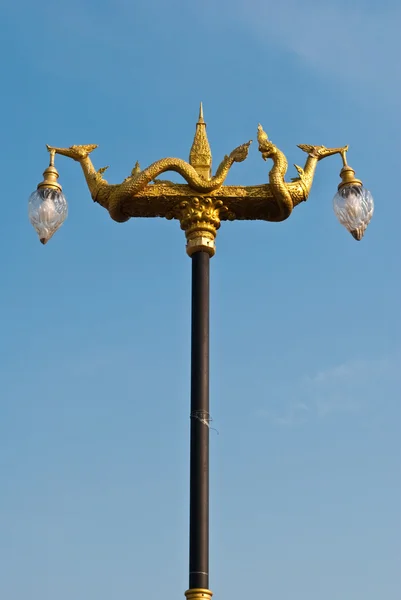 Style de Bouddha avec une naga d'or au-dessus de sa tête . — Photo