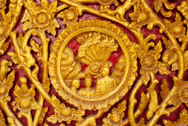 Thajsko Zlatá socha na zdi chrámu. — Stock fotografie