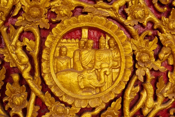 Tajlandia złoty posąg na ścianie świątyni. — Zdjęcie stockowe