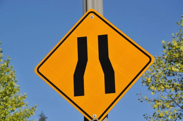 Wąski znak drogowy — Zdjęcie stockowe