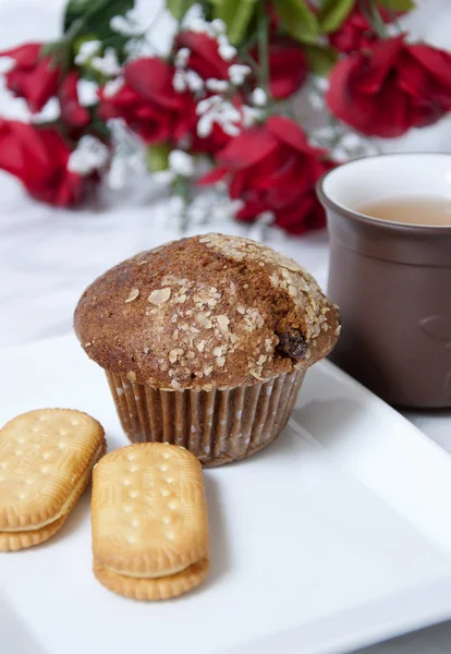 Muffin,tea and nature leaf — Stock Photo, Image