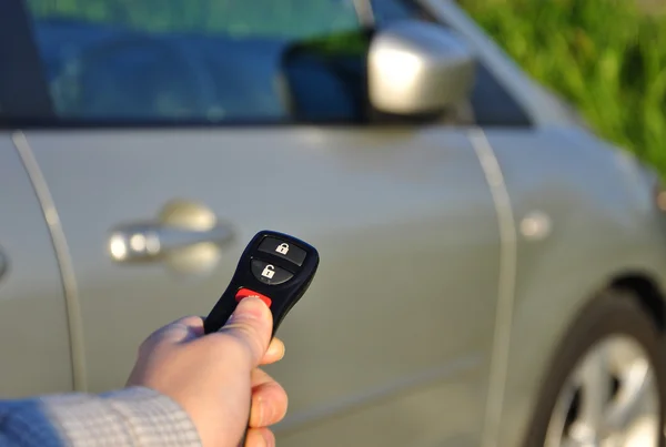 Sebuah tangan memegang kunci mobil — Stok Foto