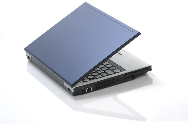 Изолированный синий ноутбук — стоковое фото