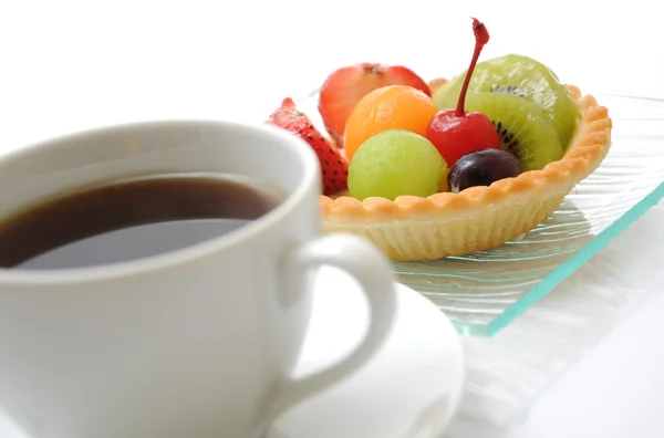 フルーツのタルトとコーヒー — ストック写真