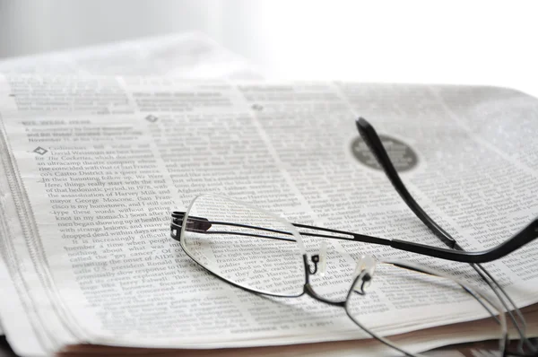 Newspaper and the glasses — Stock Photo, Image