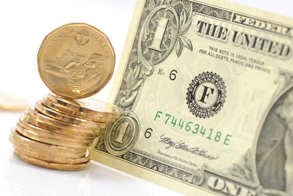 Één dollar verschillen tussen ons en Canadese geld — Stockfoto