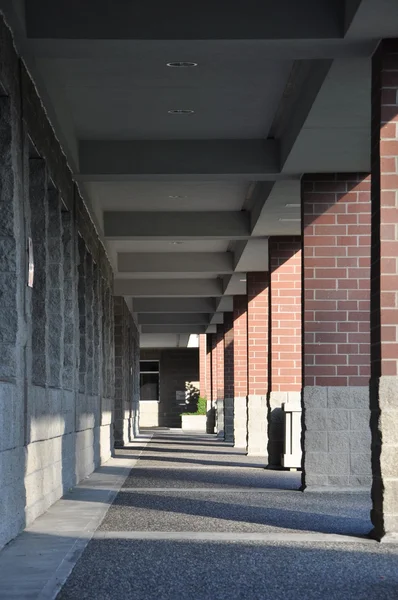Колонна коридора с видом на природу — стоковое фото