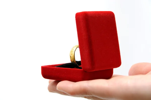 Nişan yüzüğü holding — Stok fotoğraf