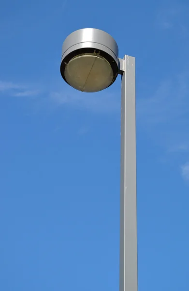 Lâmpada de estrada macro com céu azul — Fotografia de Stock