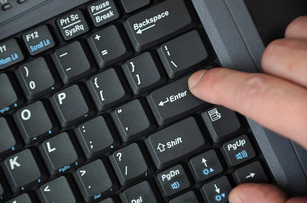Черная клавиатура с руками — стоковое фото