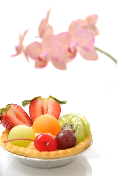 Tarta de frutas y orquídea — Foto de Stock