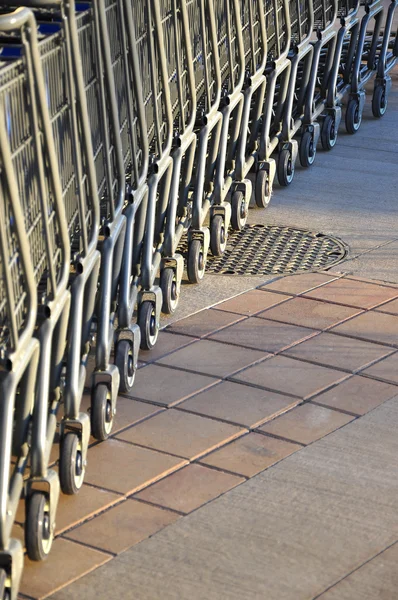 Nákupní vozíky linky před obchodem — Stock fotografie