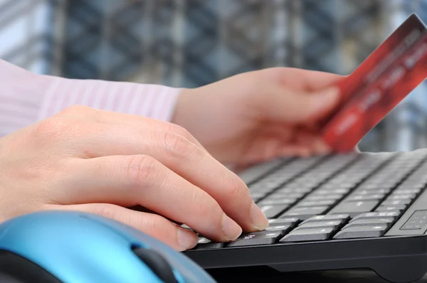 Biznes kobieta przy użyciu komputera za zakupy w Internecie. — Zdjęcie stockowe