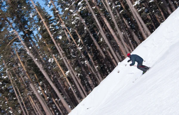 急斜面からダウン彫刻スキーヤー — ストック写真