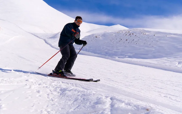 Skiër naar beneden op de helling — Stockfoto