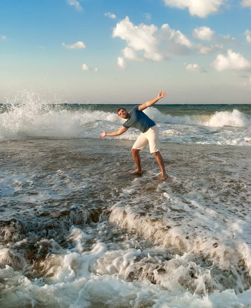 Hombre alegre cerca del mar Mediterráneo — Foto de Stock