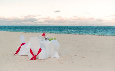 romantik düğün yemeği sahilde.