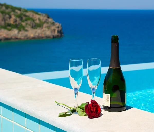 Romantico picnic vicino alla piscina a sfioro in lussuoso resor mediterraneo — Foto Stock