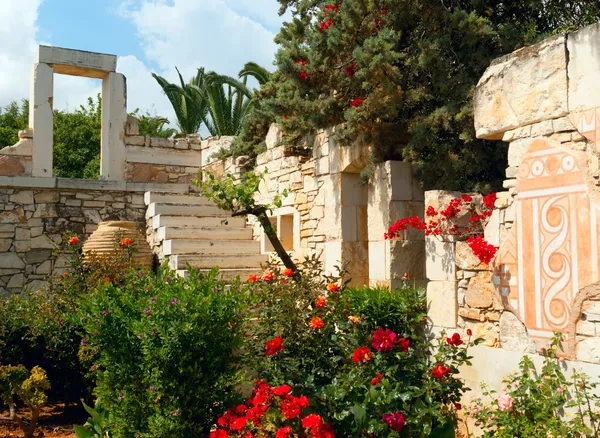 L'antico design in stile greco nel giardino mediterraneo Foto Stock Royalty Free