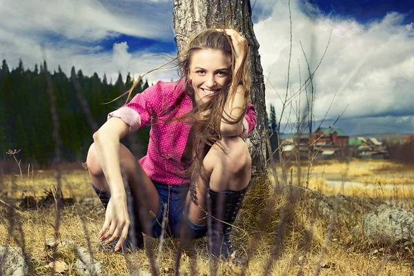 Fashion portrait of young beautiful woman in nature — Stock Photo, Image
