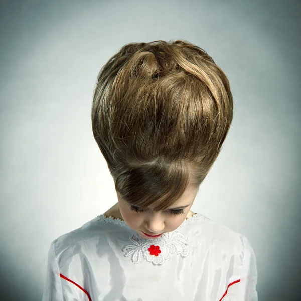 Kwadrat portret smutny dziewczynka ubrana w białą bluzkę — Zdjęcie stockowe
