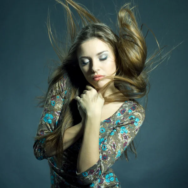 Gyönyörű nő streaming haj divat portréja Stock Fotó