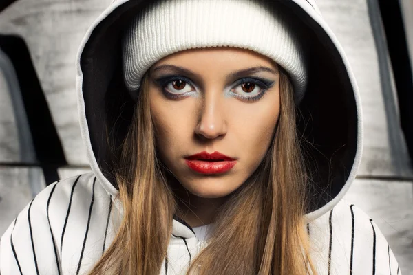 Modeporträt der schönen Hip-Hop-Frau — Stockfoto