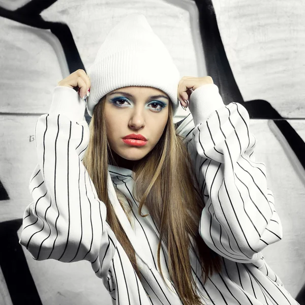 Retrato de moda da bela mulher hip-hop — Fotografia de Stock
