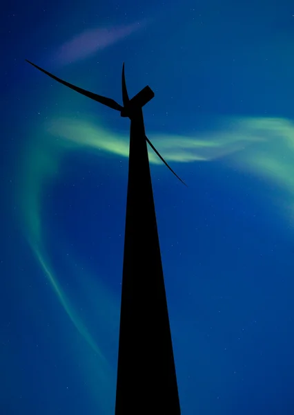 Parco eolico e aurora boreale — Foto Stock