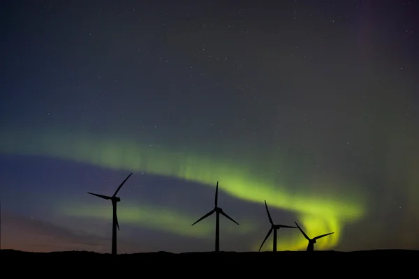 Rüzgar Çiftliği ve Kuzey ışıkları — Stok fotoğraf