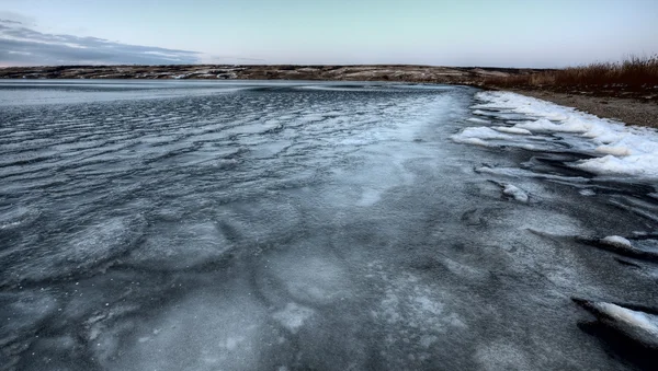 Gelo formando no lago — Fotografia de Stock