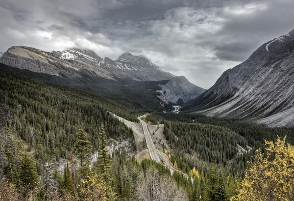 Schilderachtig uitzicht rotsachtige bergen — Stockfoto