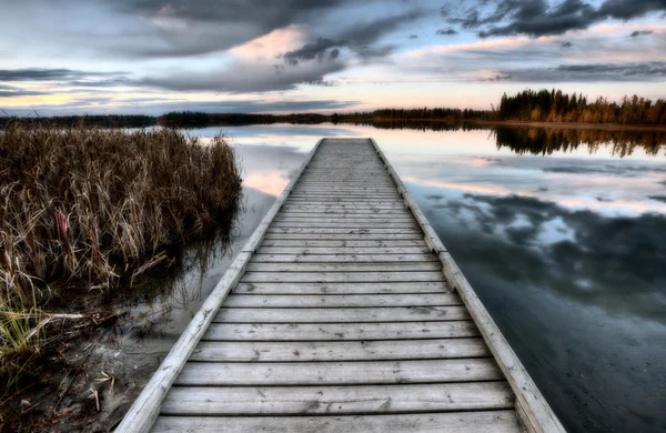 Karmazynowy jezioro alberta Kanada — Zdjęcie stockowe