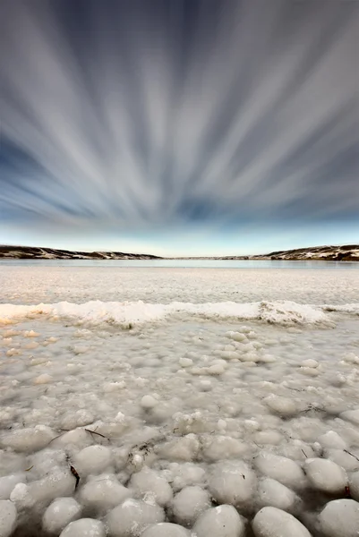 Formación de hielo en el lago —  Fotos de Stock