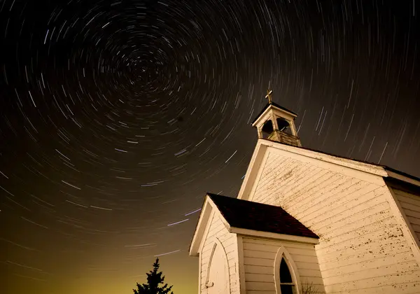 教会の夜星の軌跡 — ストック写真