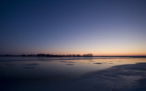 在结冰的湖面上日落 — 图库照片