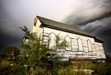 iglesia abandonada después de tormenta