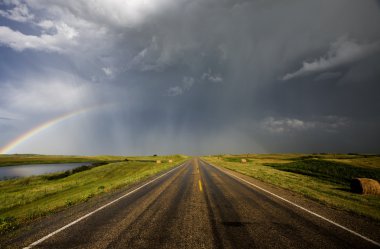 Prairie dolu fırtınası ve gökkuşağı