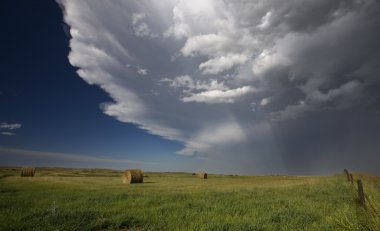 Prairie dolu fırtınası ve gökkuşağı