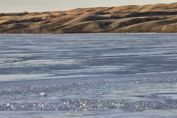 Cristais de gelo formando no lago — Fotografia de Stock