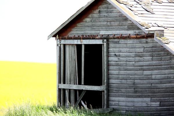 Заброшенный фермерский дом — стоковое фото