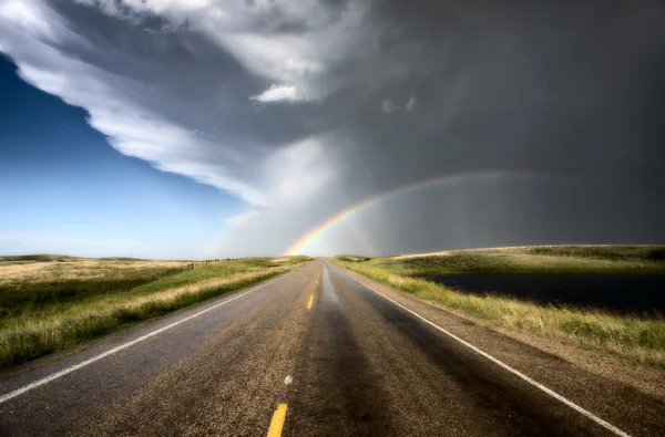 Praterie grandine tempesta e arcobaleno — Foto Stock
